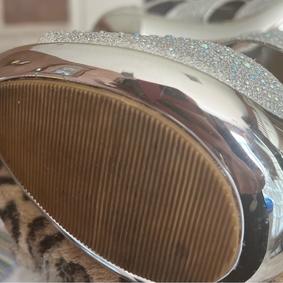 EUC- BLINGY ELEGANT HEELS WITH METALLIC BOTTOM BY SILVER SLIPPER SZ 9 - Picture 4 of 6